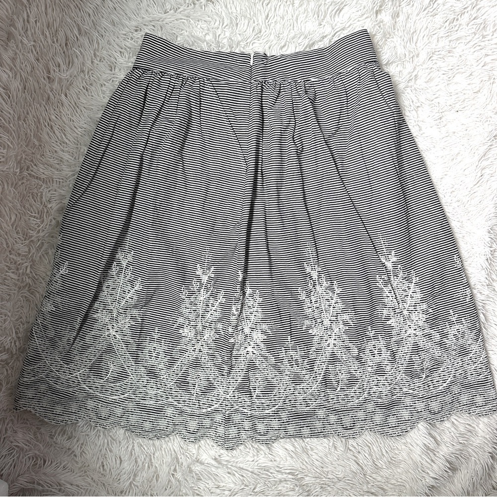 NY Collection Black White Striped Skirt w/ Embroidered Hem | Size 6 - Picture 9 of 15